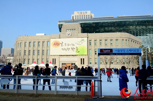 首尔广场变身冰上乐园（拍摄：夏雪）