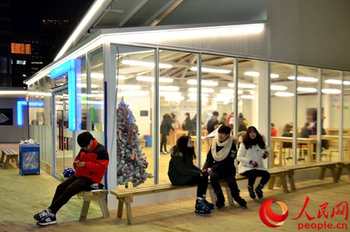 溜冰场旁设有休息区。（拍摄：夏雪）