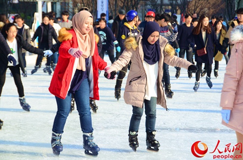 女生们手拉手滑冰（拍摄：夏雪） 