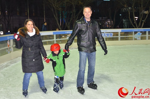 一家三口滑冰其乐融融（拍摄：夏雪）