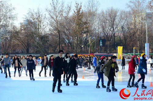 市民尽享冬日欢乐时光（拍摄：夏雪）