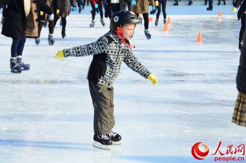 滑冰的外国小朋友（拍摄：夏雪）