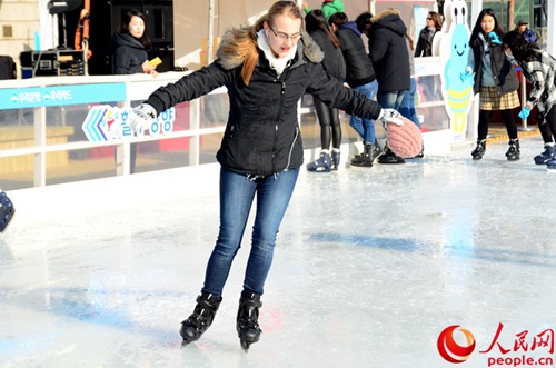 滑冰的外国女孩（拍摄：夏雪）