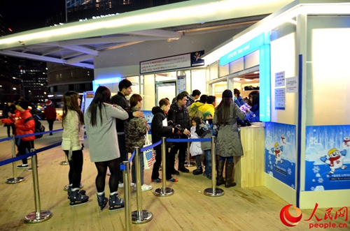 排队买票入场的市民（拍摄：夏雪）