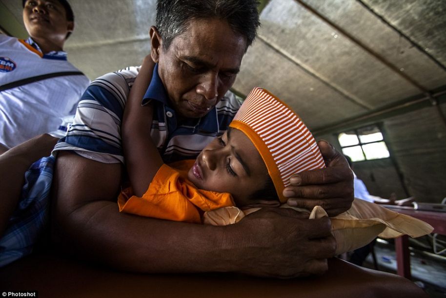 印尼男孩集体割礼现场 痛苦惨叫哭声连连(组图