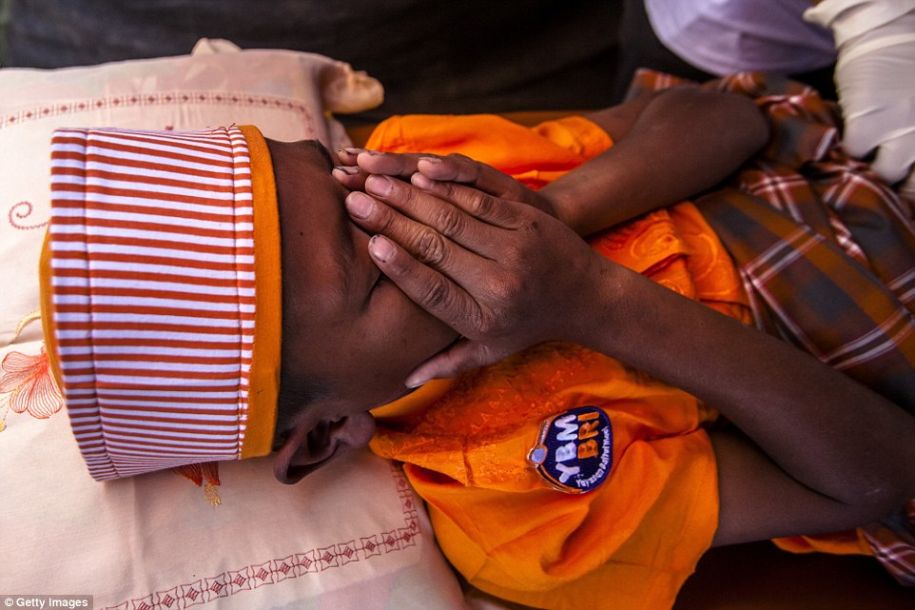 印尼男孩集体割礼现场