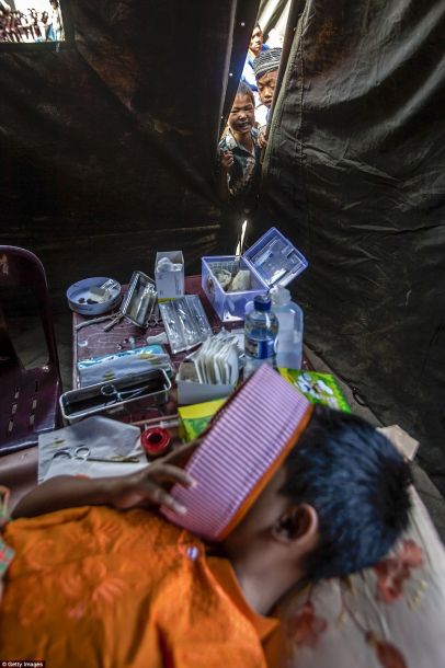 印尼男孩集体割礼现场