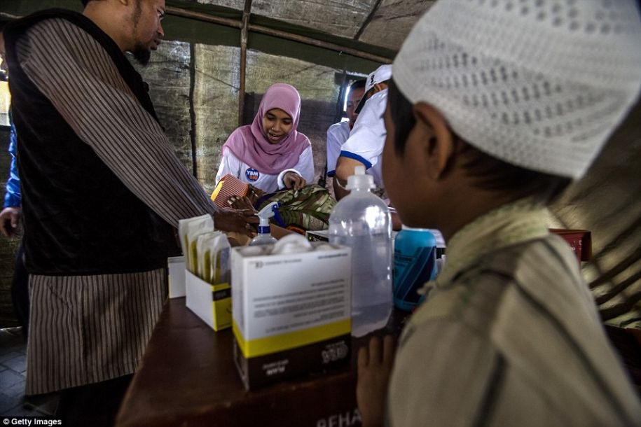 印尼男孩集体割礼现场