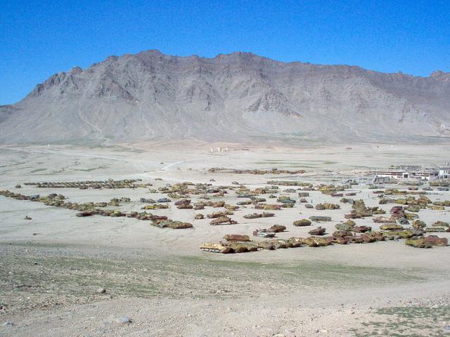 实拍阿富汗坦克坟场：曾经的钢铁洪流已破败不堪