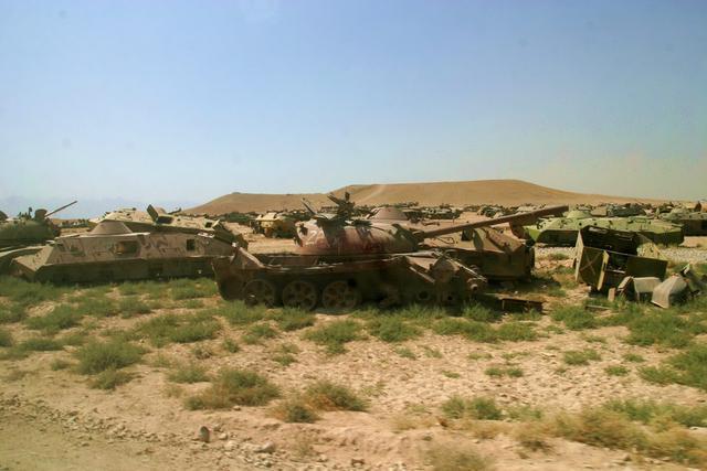 实拍阿富汗坦克坟场：曾经的钢铁洪流已破败不堪