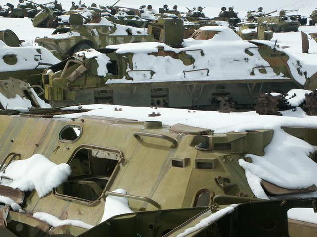 实拍阿富汗坦克坟场：曾经的钢铁洪流已破败不堪