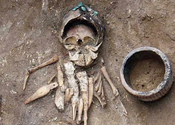 俄考古发现距今4500年婴儿坟墓陪葬有小雕像玩偶