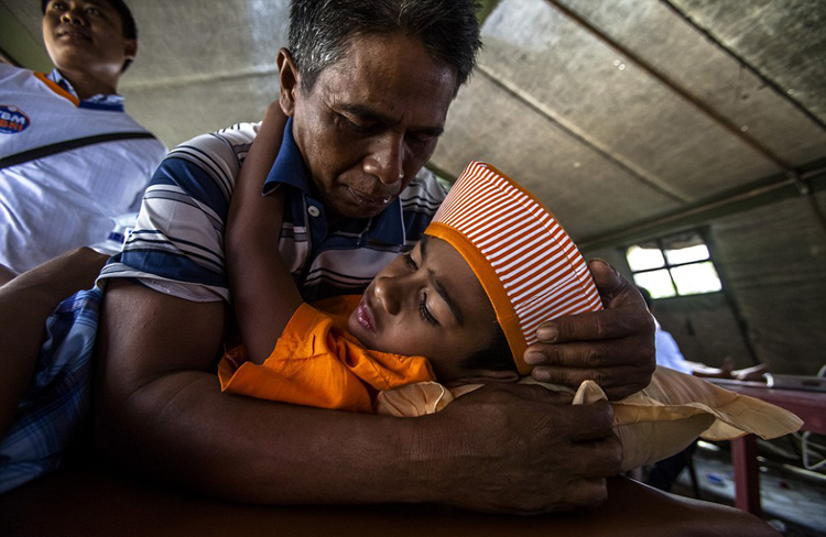 印尼穆斯林难民男孩忍痛接受割礼(组图)