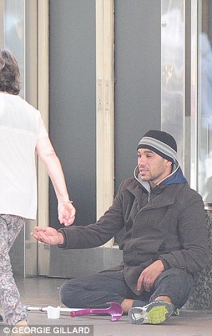 夫妻坐飞机乞讨2天挣8000 对着记者镜头摆POSE