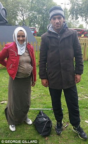 夫妻坐飞机乞讨2天挣8000 对着记者镜头摆POSE