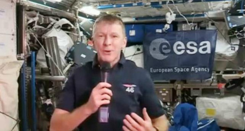 正在国际空间站的英国宇航员皮克打错电话，网上发文致歉