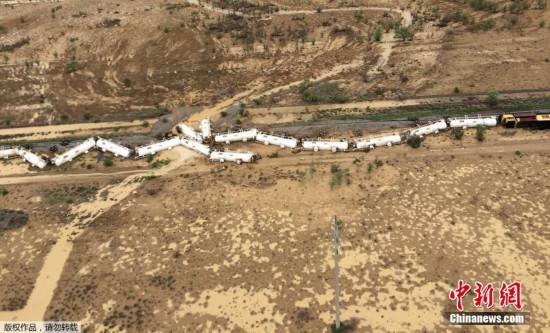 澳大利亚一货运列车脱轨 大量柴油及硫酸泄漏