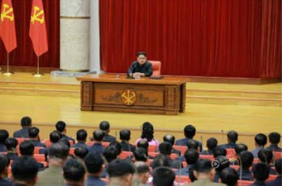 金正恩亲自向朝鲜水产部门有功人员授予奖章