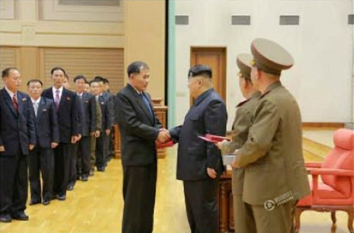 金正恩亲自向朝鲜水产部门有功人员授予奖章