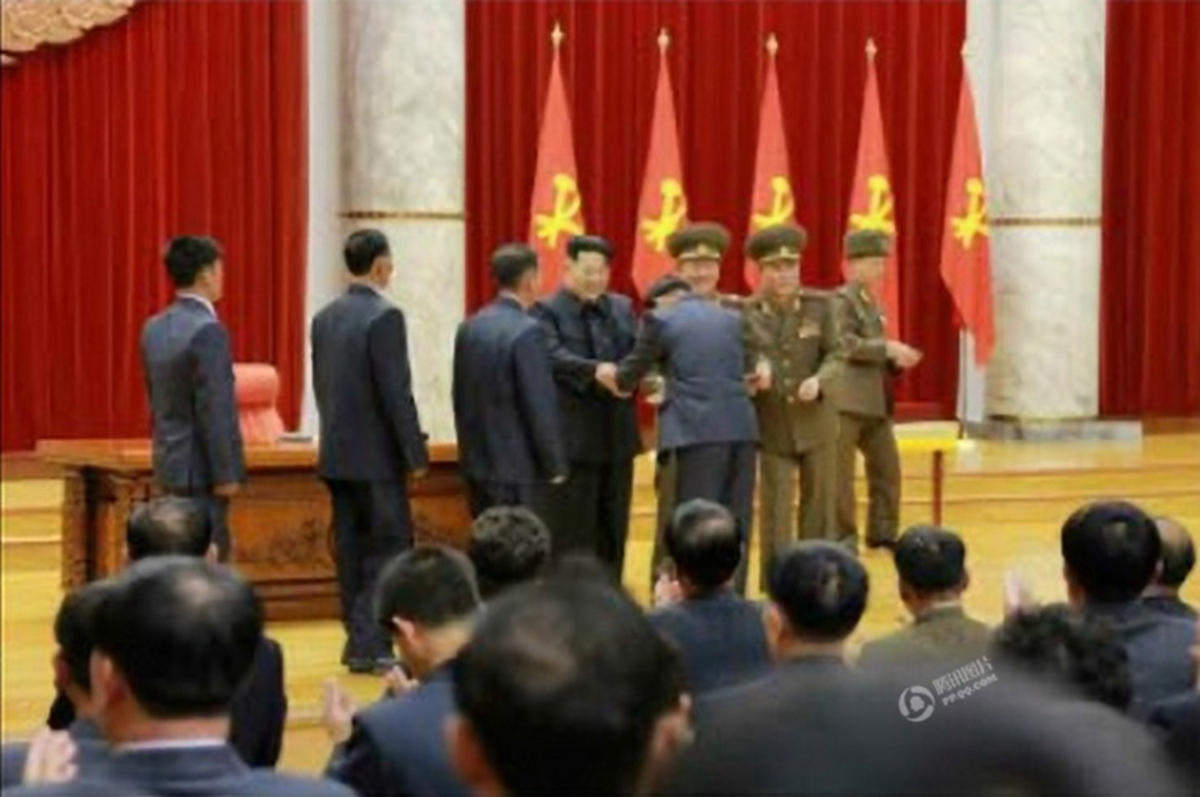 金正恩亲自向朝鲜水产部门有功人员授予奖章