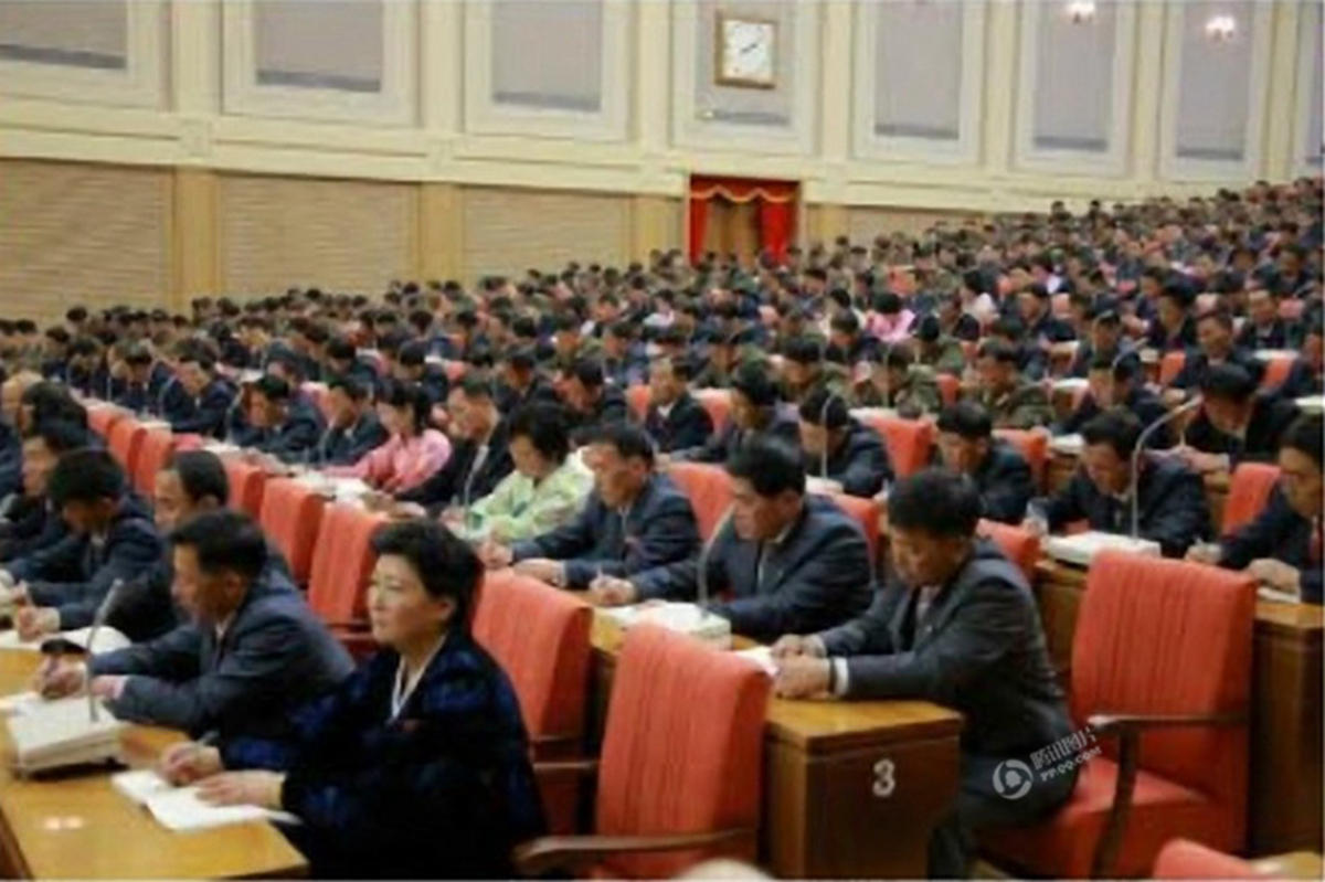 金正恩亲自向朝鲜水产部门有功人员授予奖章