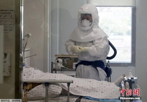 2015年6月10日,韩国MERS确诊患者所处医院中,医疗工作者身着防护服工作。