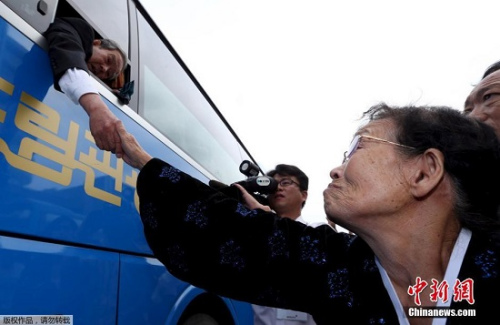 2015年10月26日，第20次韩朝离散家属团聚活动结束，双方家属依依惜别。