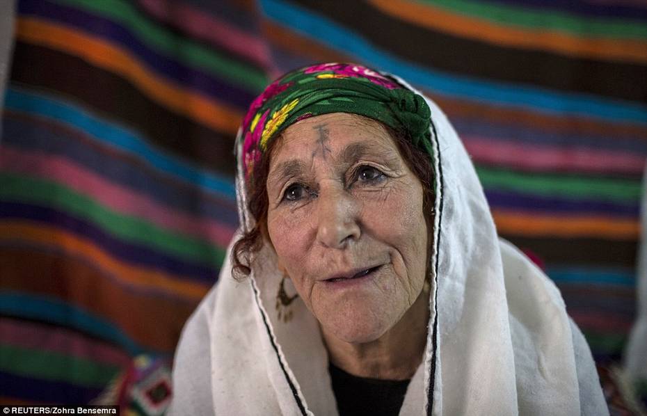 百岁老人脸部纹身悔一生 捐赠财产求救赎