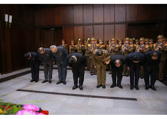 金正恩鞠躬吊唁金养建遗体 哭泣抚摸其脸庞