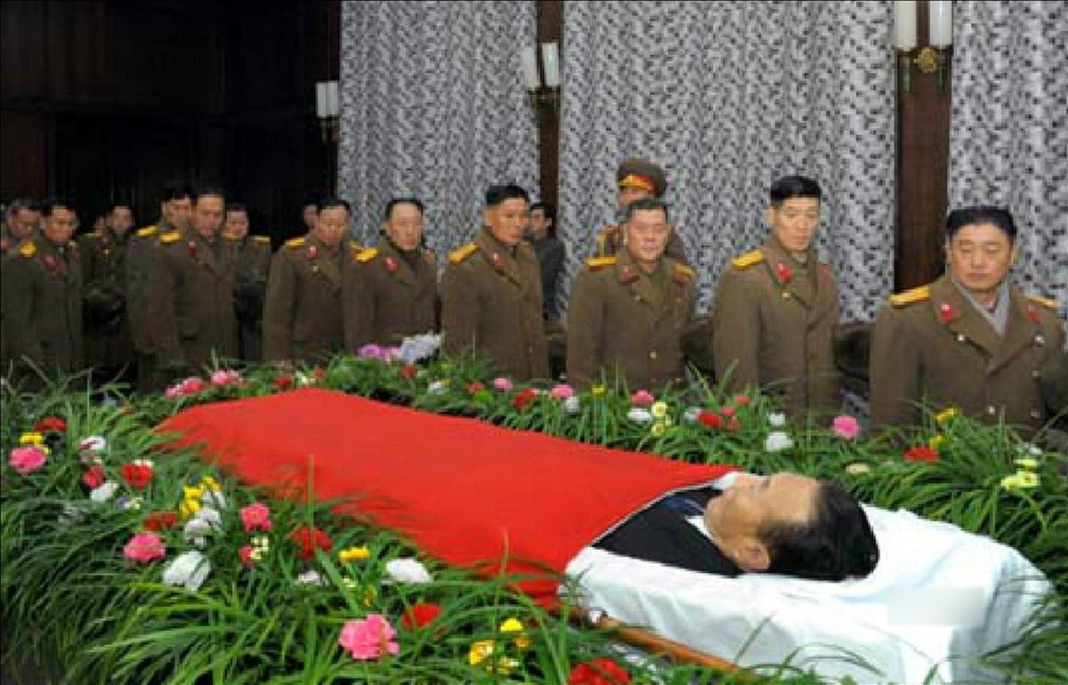 金正恩鞠躬吊唁金养建遗体 哭泣抚摸其脸庞