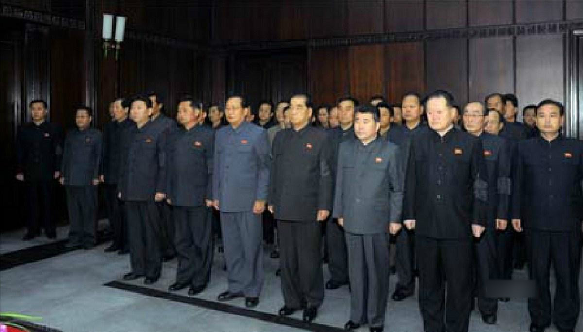 金正恩鞠躬吊唁金养建遗体 哭泣抚摸其脸庞