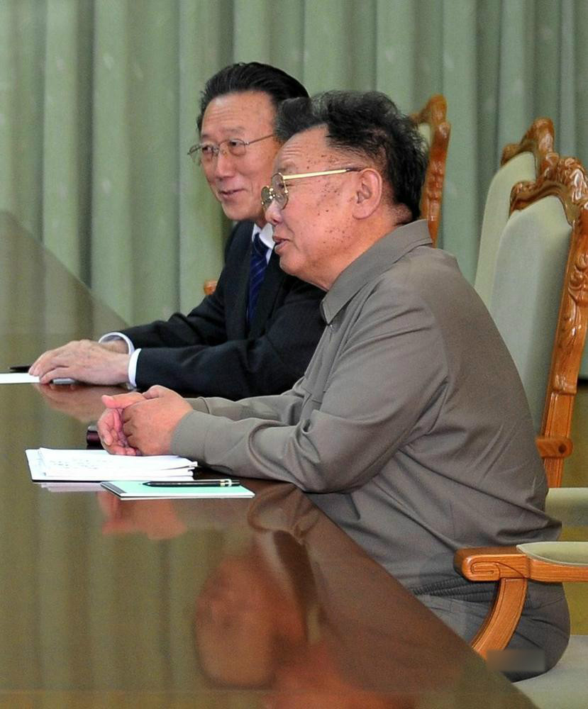 金正恩鞠躬吊唁金养建遗体 哭泣抚摸其脸庞