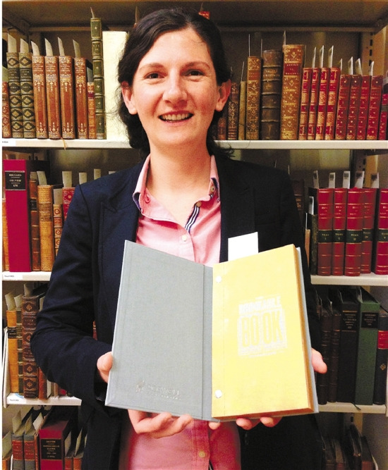 外国女子发明“可以喝”的书能为6亿人处理净水