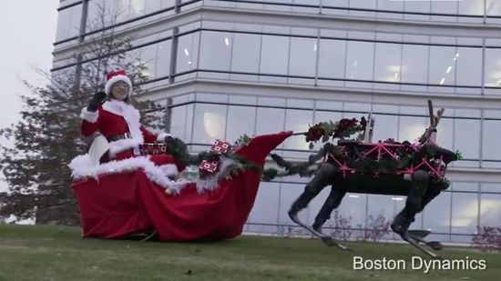 在视频里,该公司生产的三台Spot机械狗被装扮成了圣诞老人的驯鹿,拉着装饰成雪橇的轮椅。而在轮椅上,一个圣诞老人打扮的妹子在向观众问候节日快乐。