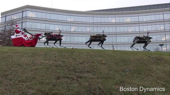 波士顿动力2013年被谷歌收购,其最为著名的产品当属BigDog狗形机器人,及今年2月生产的Spot机械狗。公司今年也开发出了可以模拟人类行走方式的人形机器人。