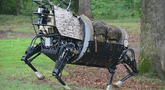 由于美军目前长期在阿富汗等山地进行作战,机械化优势无法发挥,部分部队甚至被迫采用骡马运送物资。“大狗”被视为一种可伴随士兵行动的有一定智商且训练良好的”骡子”,帮助士兵携带现代战争负担越来越重的作战物资。这种机器狗能够伴随士兵前进、小跑,在草木丛生地形中行进,甚至越过陡峭的地形。