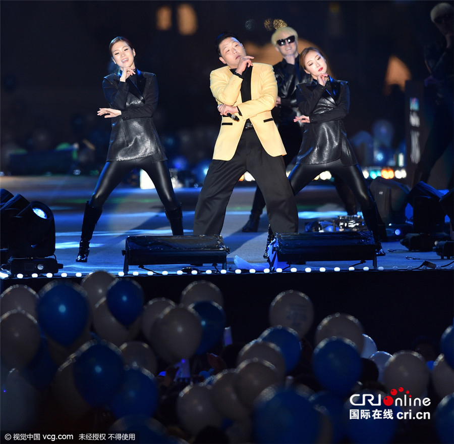 鸟叔PSY跨年夜开唱当众脱衣 带领全场粉丝大