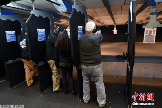 当地时间2015年12月9日,美国新泽西州Randolph,民众在RTSP射击馆买枪,练习射击。