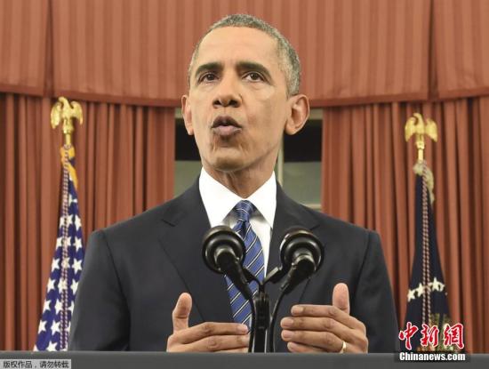 当地时间2015年12月6日,美国华盛顿,美国总统奥巴马于白宫椭圆办公室发布重要演说,对南加大规模枪击案发生后美国应对恐怖威胁以及如何打击极端组织做出说明。