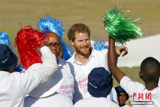 当地时间2015年11月26日,莱索托马塞鲁,英国哈里王子出席Mamohato儿童中心的开幕活动,受到当地民众和学生的热烈欢迎。
