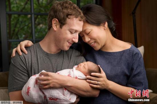 资料图:Facebook创办人扎克伯格(Mark Zuckerberg)与妻子、女儿的全家福。