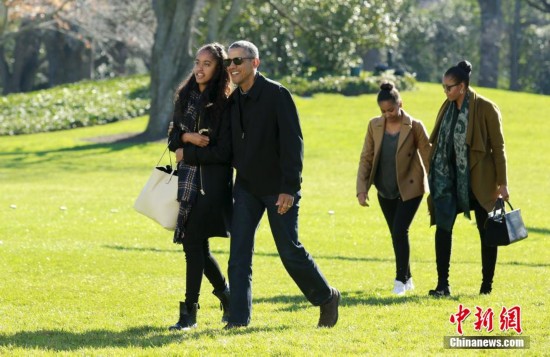 奥巴马结束夏威夷度假 和家人乘专机抵达白宫