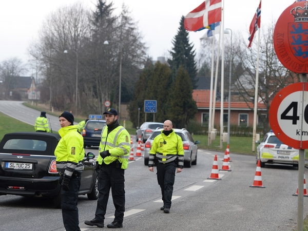 德国-丹麦边境，丹麦警察对过往车辆进行检查。