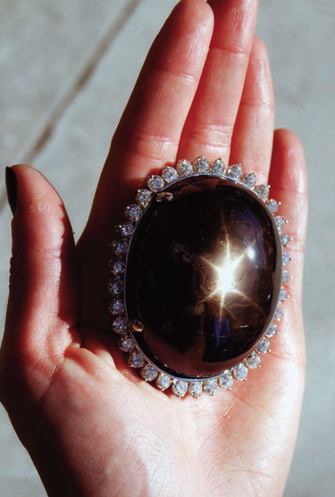 斯里兰卡发现最大蓝星宝石 价值1亿美元