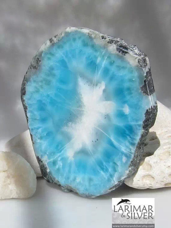 看完这些美丽的宝石，不得不对大自然的鬼斧神工佩服得五体投地，这些美丽的宝石，对于人类来说，真的是无价之宝。