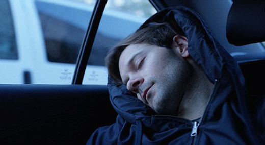 充气式连帽衫让你随地打瞌睡