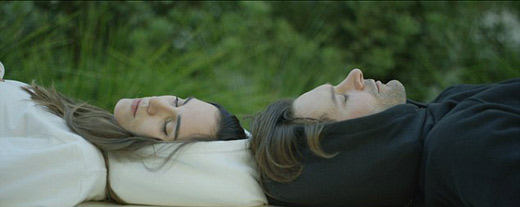 充气式连帽衫让你随地打瞌睡