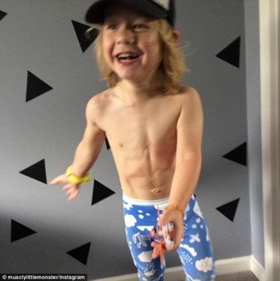 3岁小孩爱健身 6块腹肌羡煞旁人