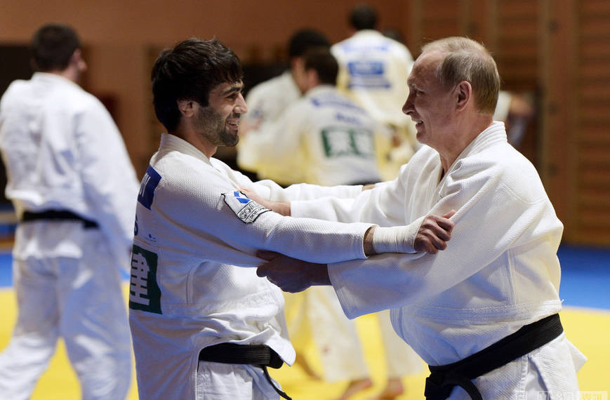 普京与柔道冠军切磋