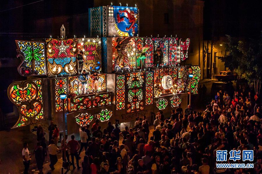 （国际）（5）古巴小镇花车歌舞迎新年 
